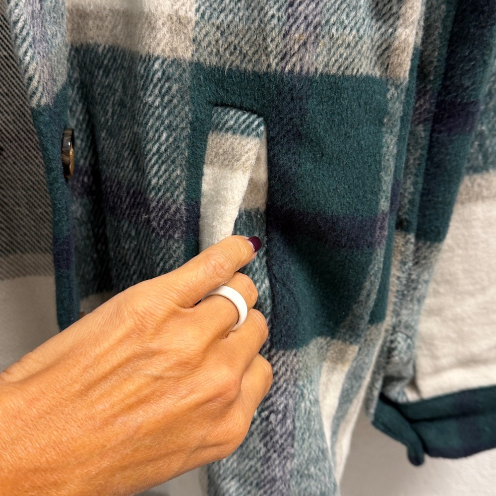 NWOT Shacket Plaid Oversized Shacket Button-Up Shirt in Green and Cream Navy SM - Picture 4 of 7